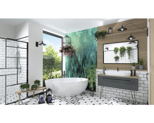 Badrum med fristående badkar, handfat, spegel och dusch med glasvägg