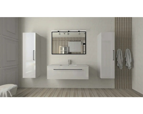 Ljust badrum med tvättställsskåp, spegelskåp och högskåp