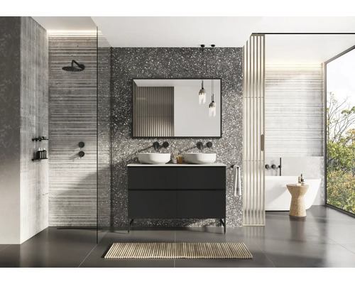 Modernt badrum med dubbla handfat, spegel, dusch och badkar.