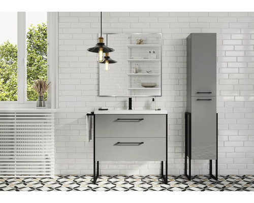 Modernt badrum med tvättställsskåp, spegelskåp och högskåp framför en vit tegelvägg