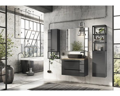 Badrum i loftstil med tvättställsskåp, spegelskåp och högskåp