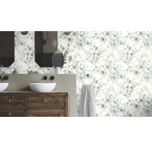 Badrum med handfat, speglar och tapeter med växtmotiv för en ljus och vänlig atmosfär