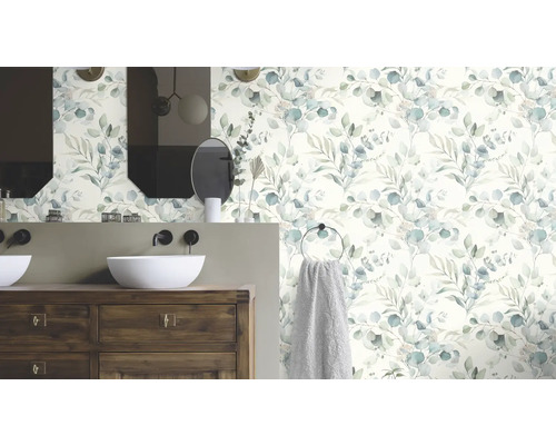 Badrum med handfat, speglar och tapeter med växtmotiv för en ljus och vänlig atmosfär