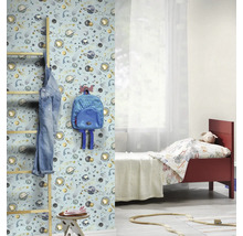 Barnrum med tapet, stege, kläder och säng