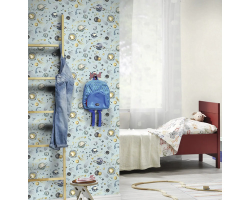 Barnrum med tapet, stege, kläder och säng