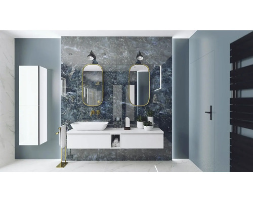 Ljust badrum med tvättställ, speglar och handdukstork