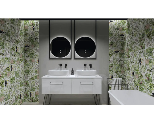 Badrum med tvättställ, speglar, badkar och väggplattor med växtmönster