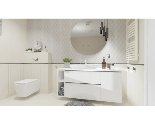 Ljust badrum med toalett, tvättställ med spegel och element