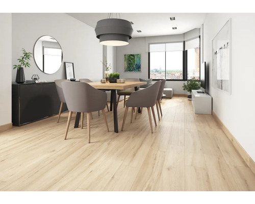 Ljust vardagsrum med trägolv, matbord och stolar