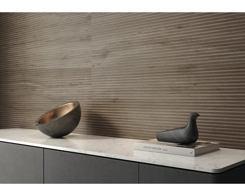 Väggdekoration med horisontellt räfflade paneler och dekorativa element på en byrå