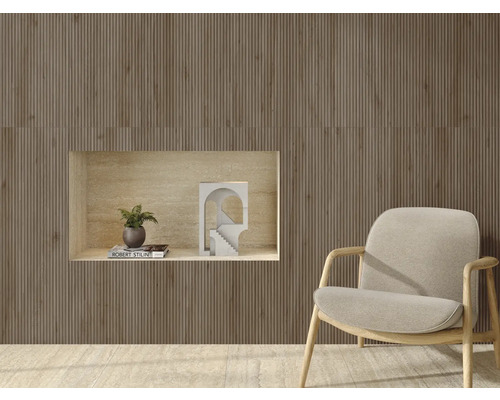 Vardagsrumsdesign med räfflade väggpaneler, fåtölj och dekoration i en nisch