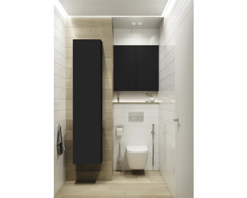 Modernt badrum med toalett, tvättställsskåp och högskåp