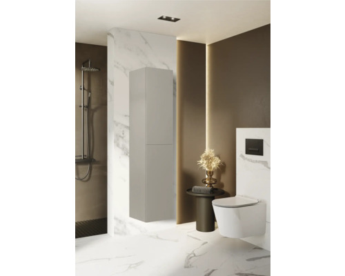 Modernt badrum med spegelskåp, dusch och toalett