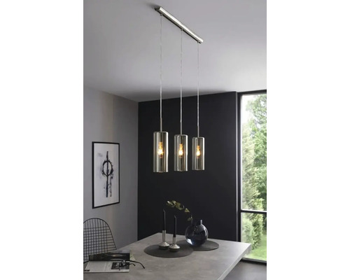 Pendellampa med tre lampor över ett matbord