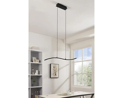 Modern hänglampa med böjd design över ett bord