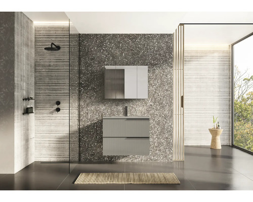 Modernt badrum med dusch, tvättställsskåp och spegelskåp