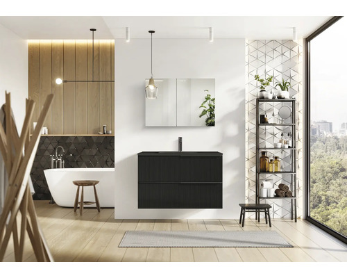 Badrum med tvättställsskåp, spegelskåp, badkar och hylla