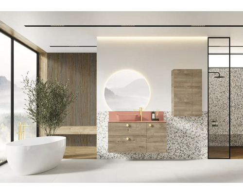 Ljust badrum med badkar, tvättställ med spegel, skåp och dusch