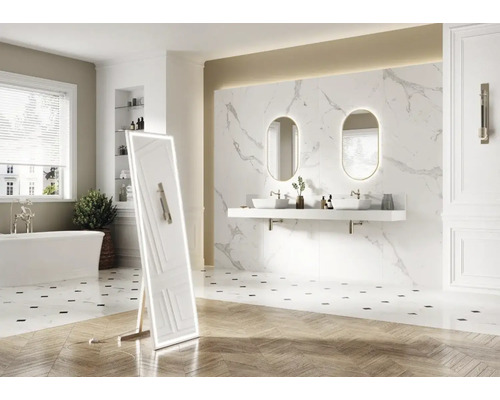 Ljust badrum med badkar, handfat, speglar och en stående spegel.