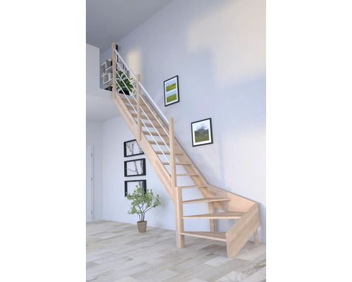 Trätrappa med räcke i ett ljust rum