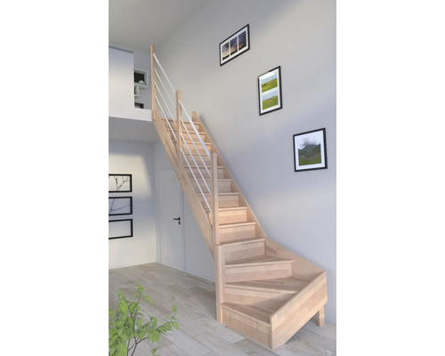 Trätrappa med räcke i ett ljust rum