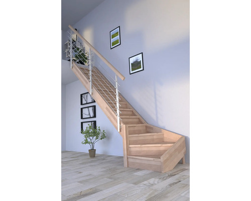 Trätrappa med metallräcke i ett ljust rum