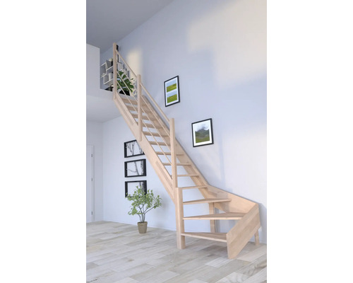 Rumsutsikt med trätrappa med räcke