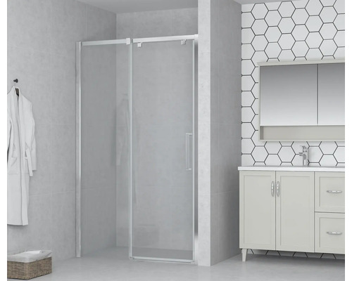 Badrum med duschkabin, tvättställ och spegel