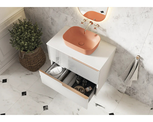 Badrum med vitt tvättställsskåp, öppen låda, orange tvättställsskål och dekoration