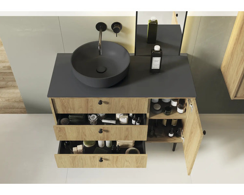 Badrum med tvättställsskåp, handfat och öppna lådor för förvaring