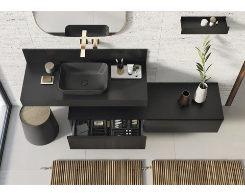 Badrumsvy ovanifrån med handfat, spegel, förvaringsutrymme och handdukstork