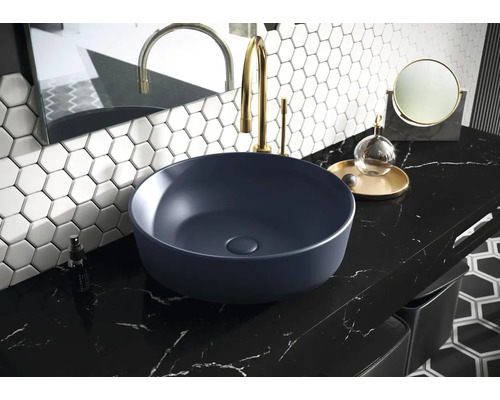 Modernt badrum med tvättställsskål, blandare och spegel