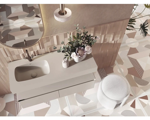 Ljust badrum med handfat, spegel och mönstrade plattor