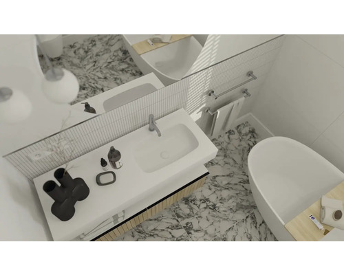 Badrum med handfat, badkar och marmorgolv