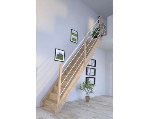 Trätrappa med räcke i ett ljust rum