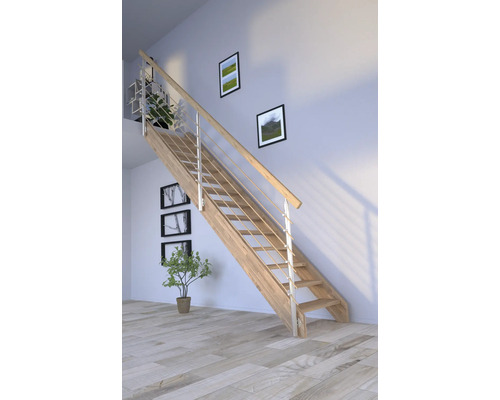 Trätrappa med metallräcke i ett ljust rum.