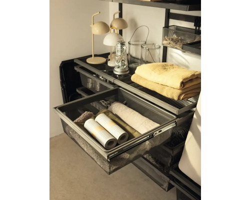 Hyllsystem med utdragbara lådor och olika föremål