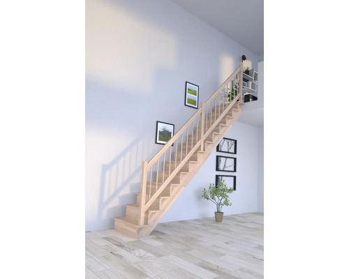 Trätrappa i ett ljust rum med trägolv och väggdekoration