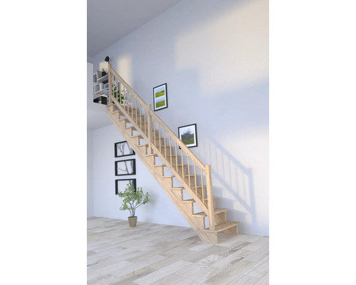 Ljus trätrappa i ett ljust rum med dekorationer på väggen.