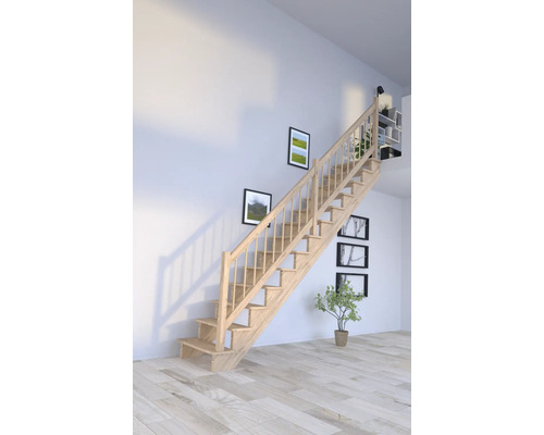 Trätrappa i ett ljust rum med tavlor på väggen