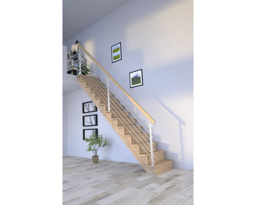 Trätrappa med metallräcke i ett ljust vardagsrum