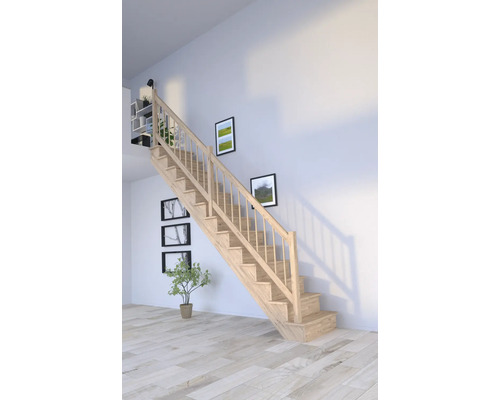 Trätrappa i ljust rum med bilder på väggen