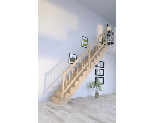 Ljus trätrappa inomhus med dekorationer