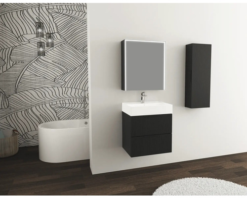 Modernt badrum med tvättställ, spegelskåp och högskåp mot en vägg med bladmönster.