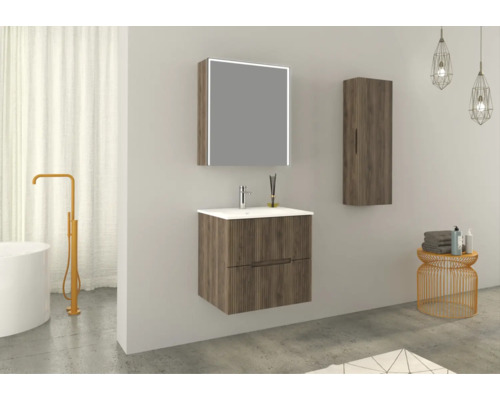 Badrum med tvättställsskåp, spegelskåp och hängande skåp