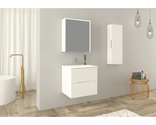 Badrum med tvättställsskåp, spegelskåp, hängande skåp och badkar