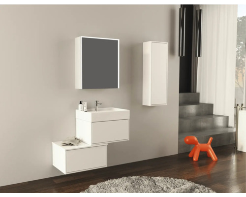 Modernt badrum med tvättställ, spegel och högskåp