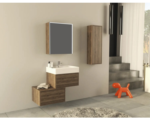 Badrum med tvättställ, spegelskåp och väggskåp i träutförande