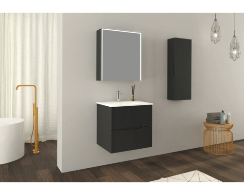 Modernt badrum med tvättställ, spegelskåp och högskåp