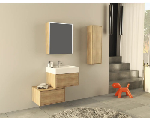 Badrum med tvättställ, spegelskåp och högskåp i ljus trädekor